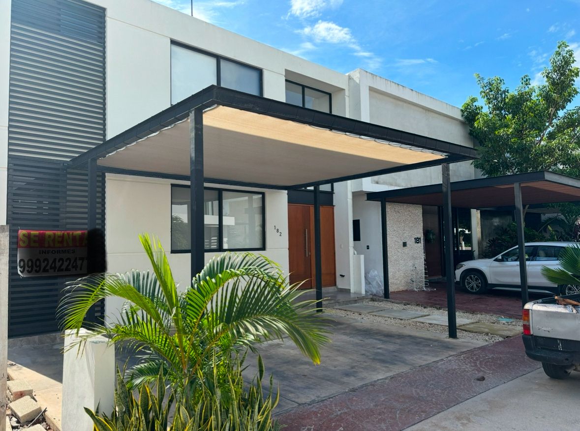 3 of 34: Entrada principal y área de garage para 2 autos
