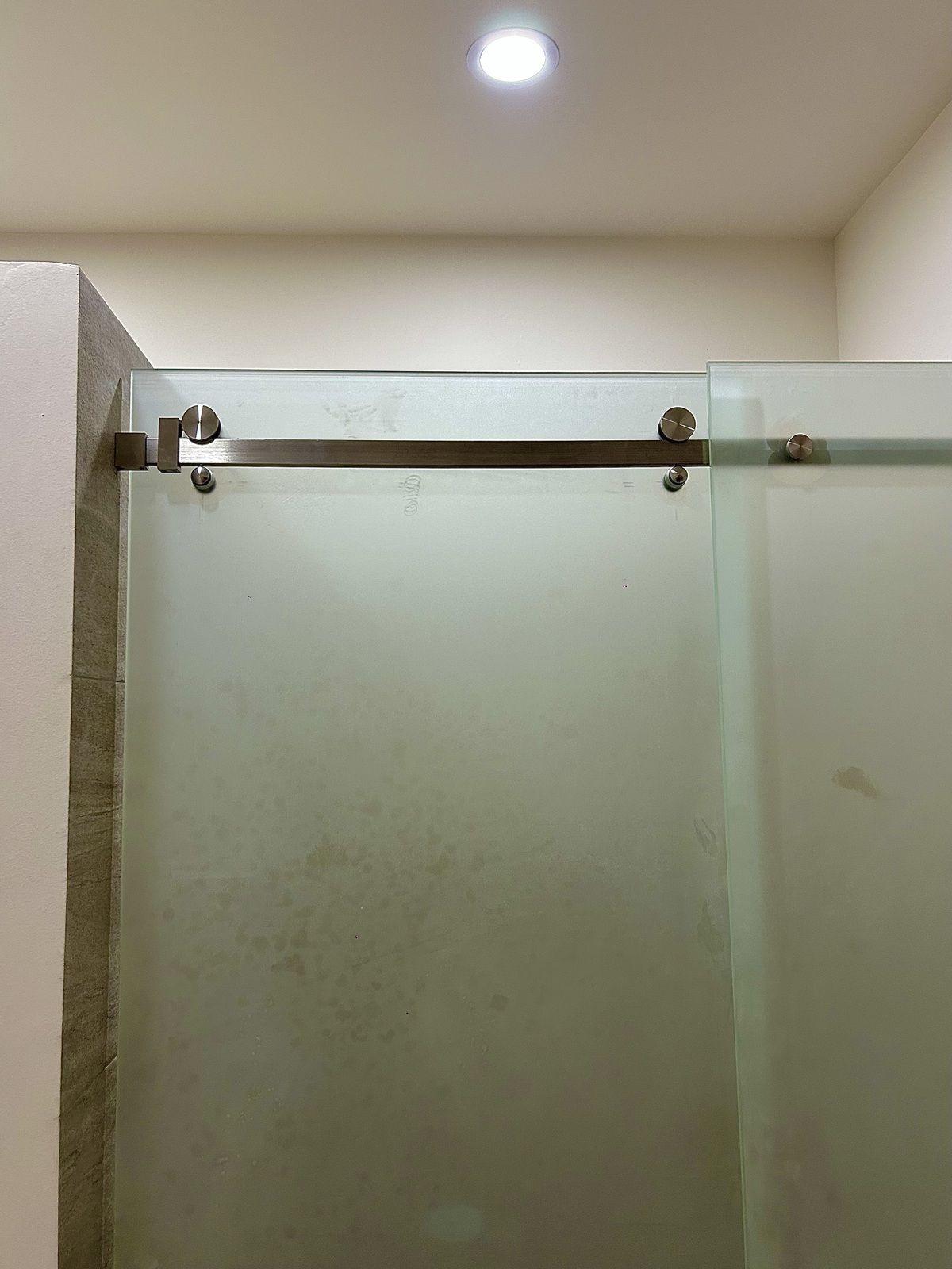 18 de 24: Detalle en vidrio templado con barn door.