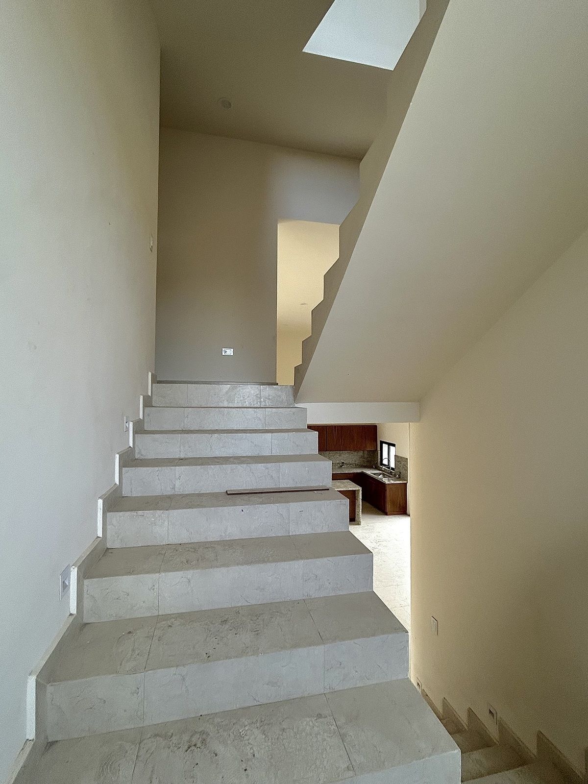 19 de 24: Escaleras 2do piso.