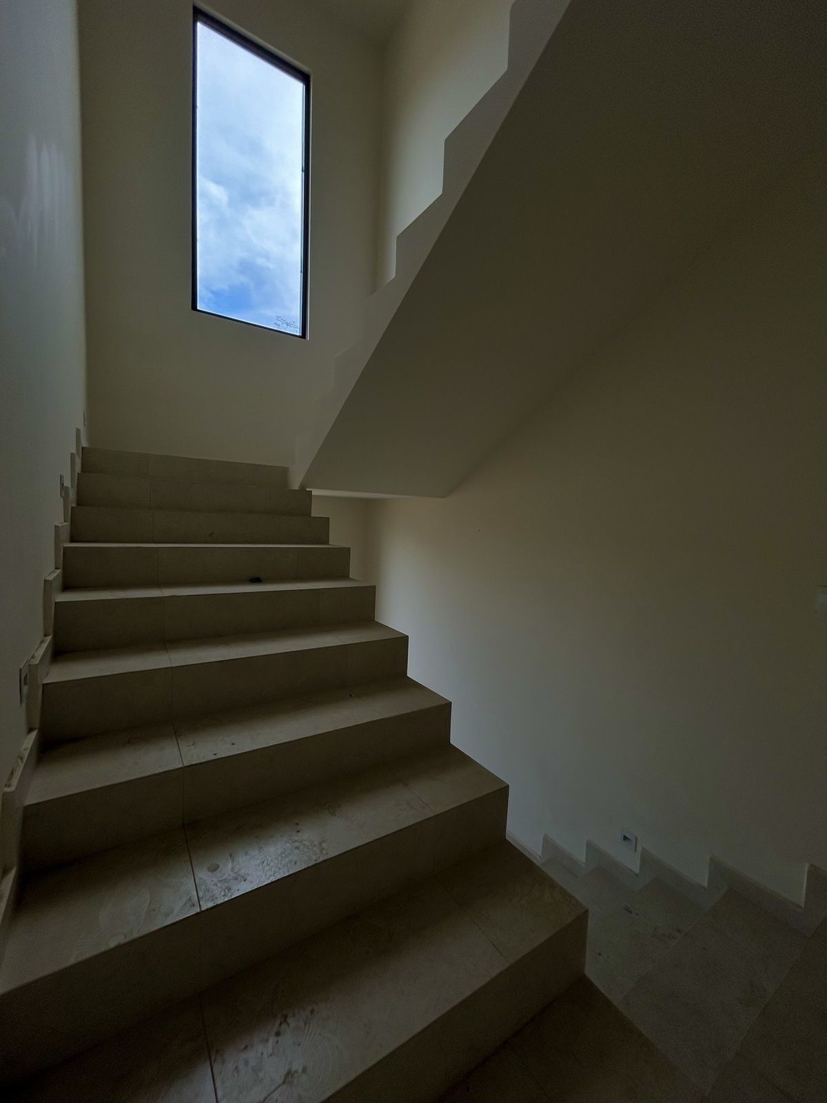 23 de 24: Escaleras 3er piso.
