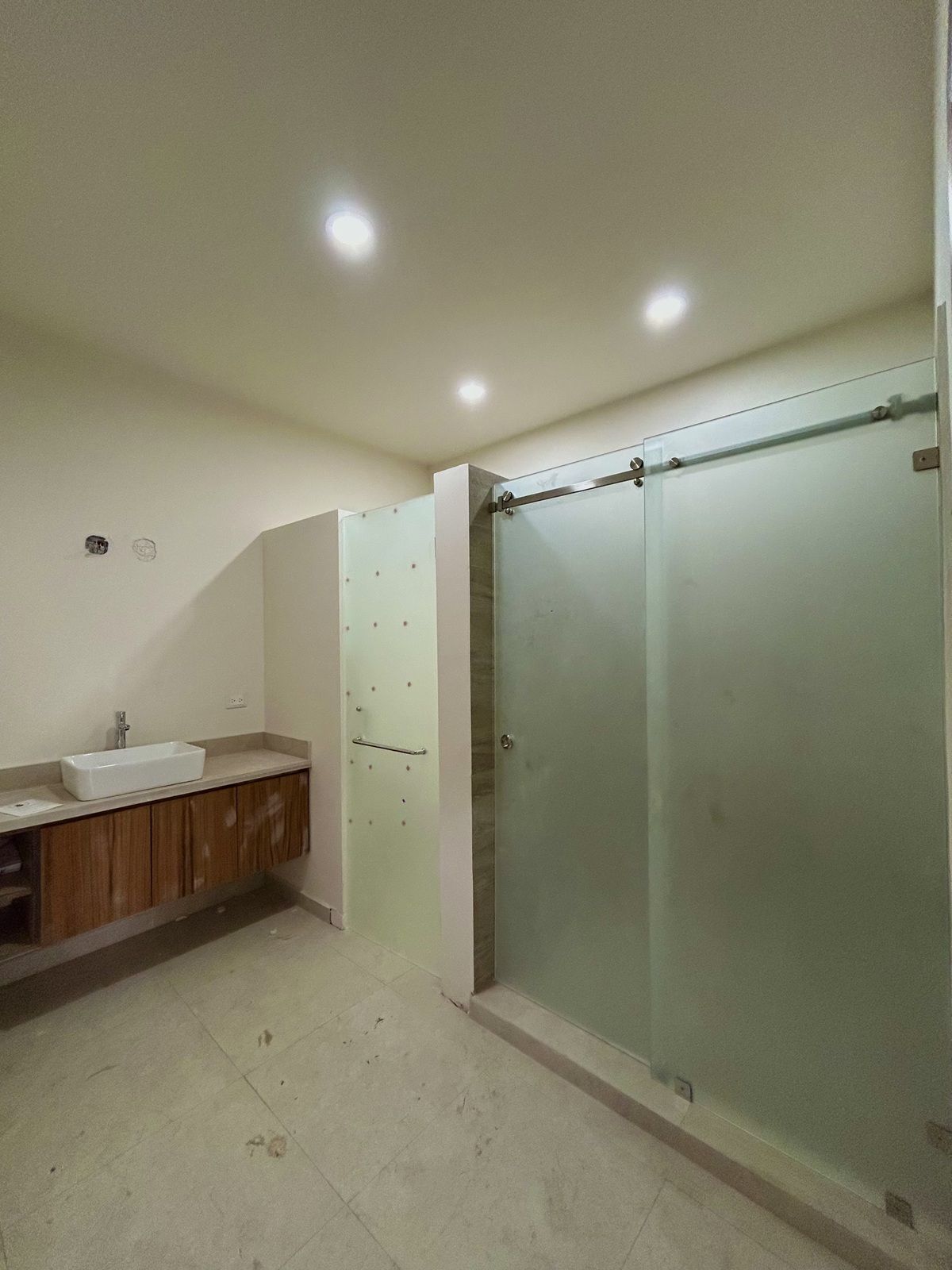 17 de 24: Baño completo | Recámara Planta baja.
