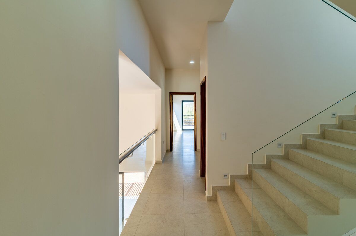 17 de 31: Escaleras 2do piso | Pasillo comunicador.