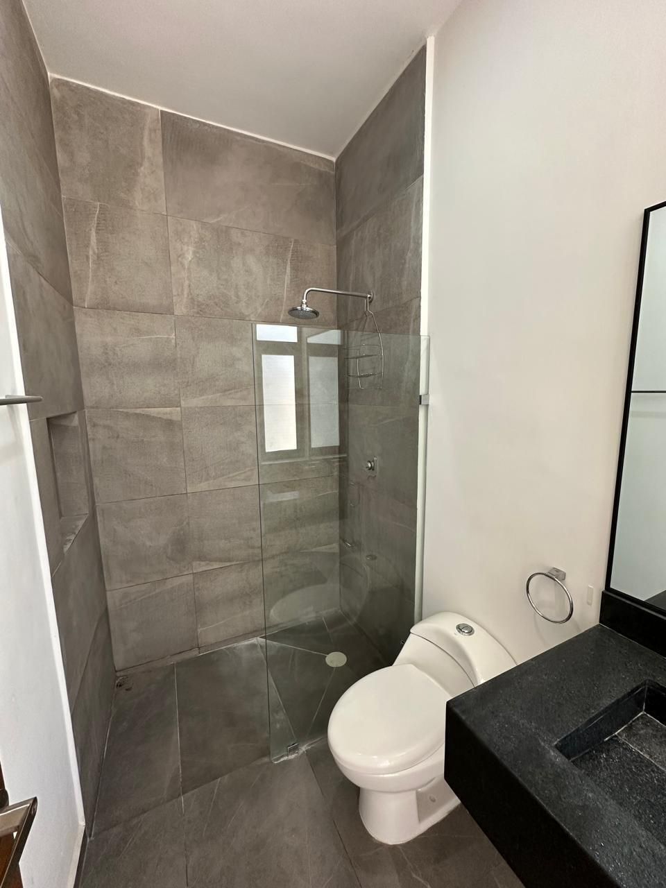 14 de 24: Baño cuarto cama king size