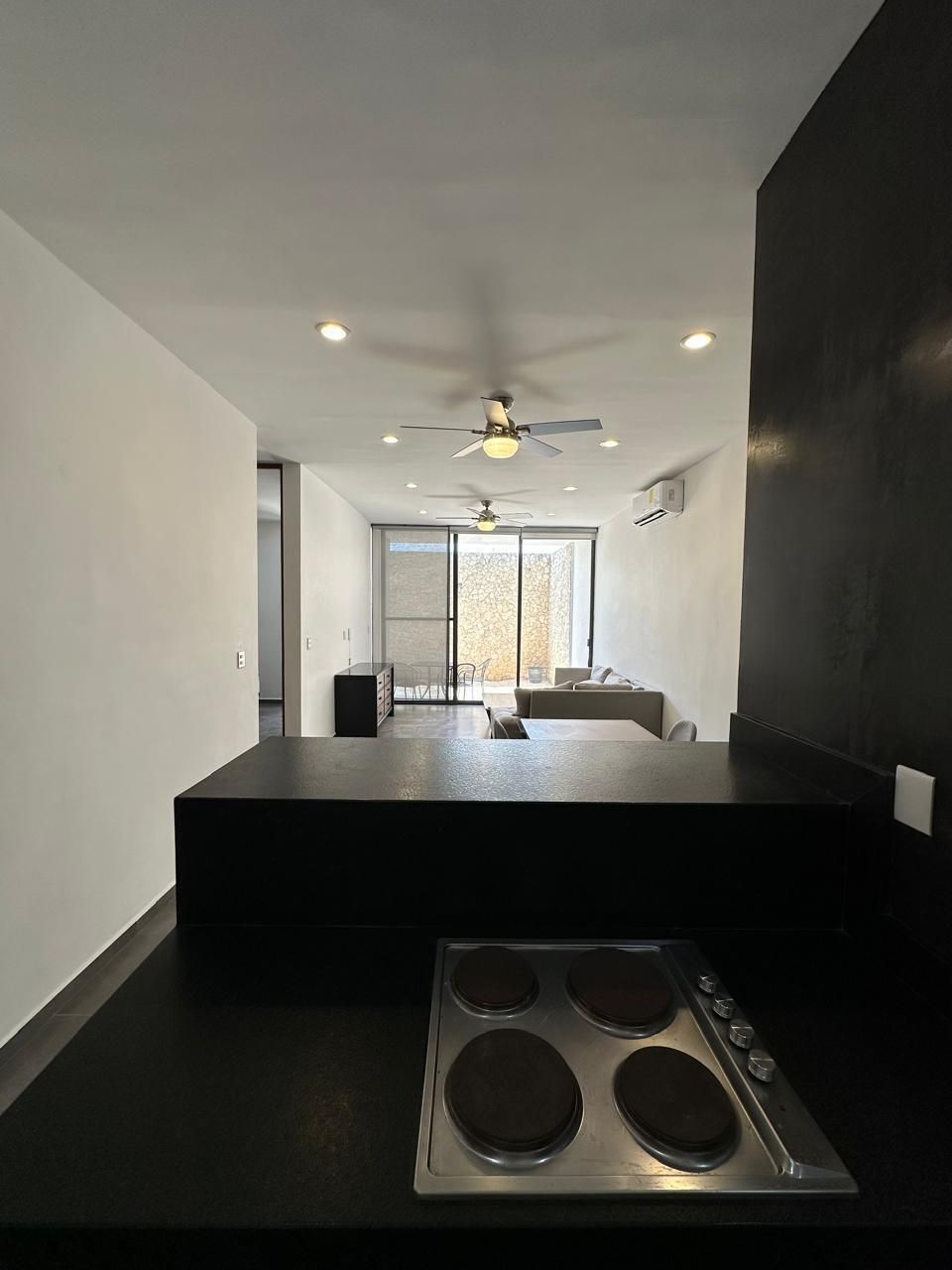 7 de 24: Estufa eléctrica y barra cocina