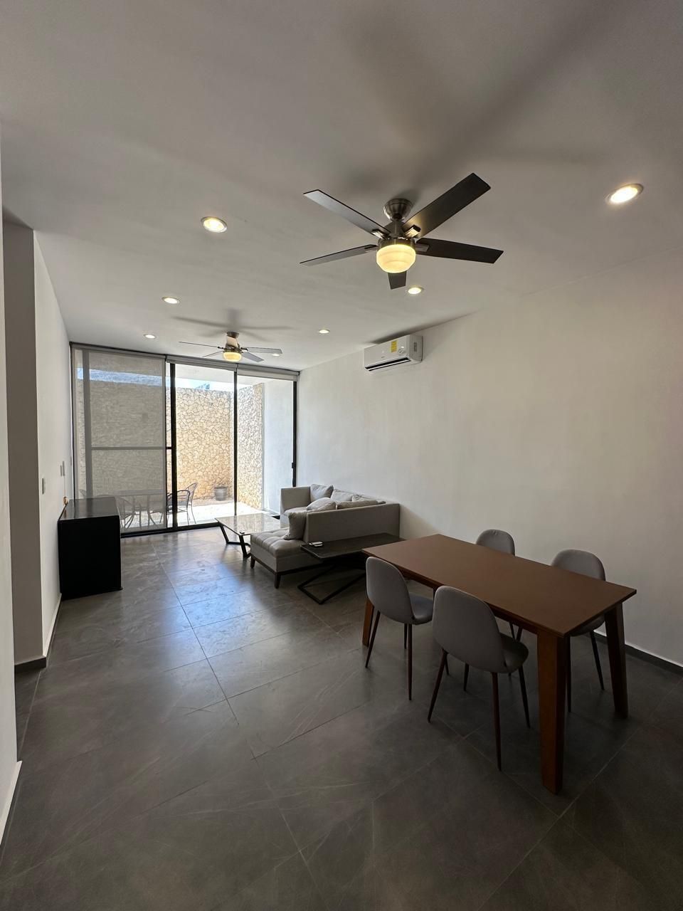 1 de 24: Sala y comedor vista hacia terraza