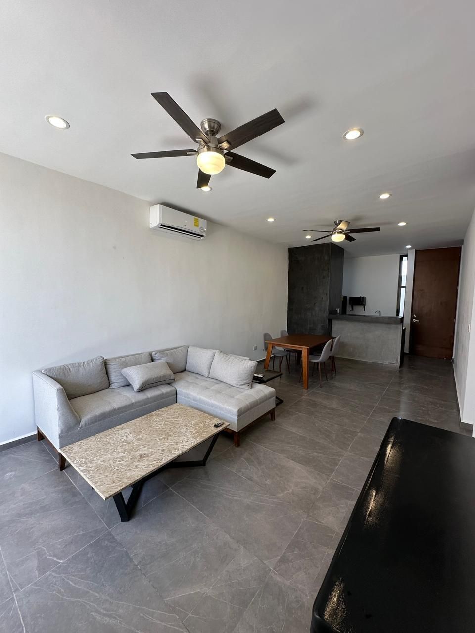 2 de 24: Sala y comedor vista hacia cocina