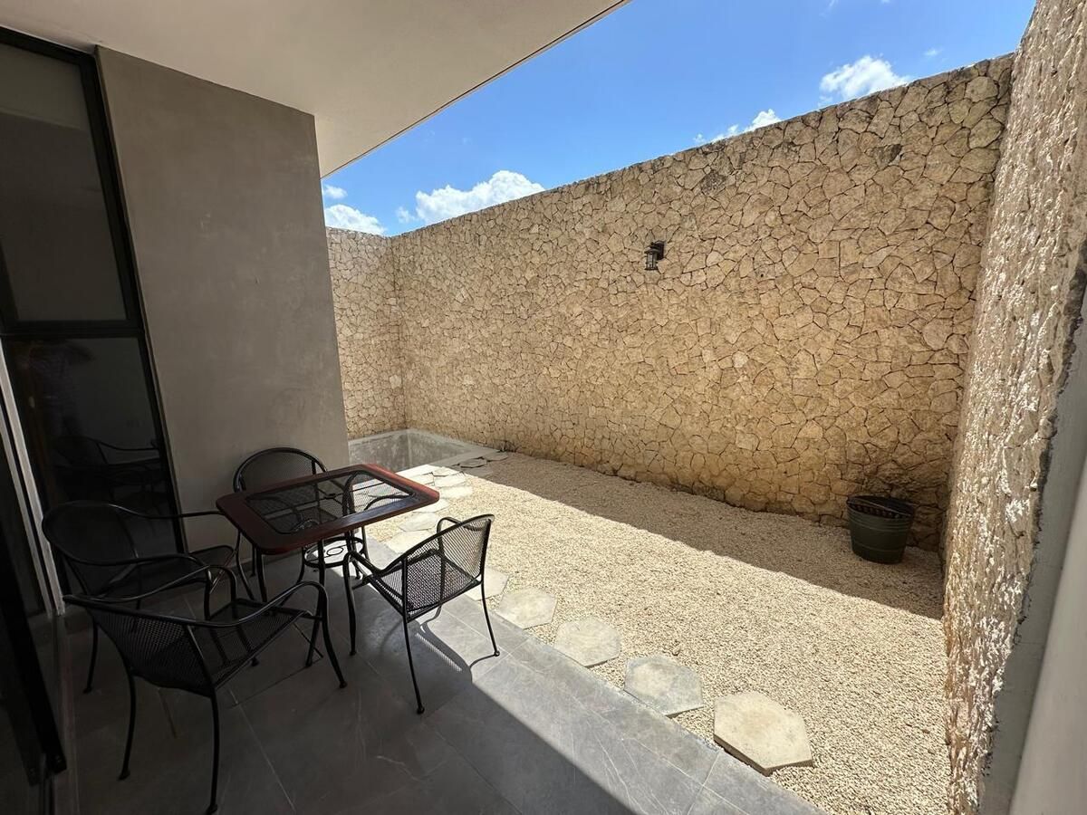 20 de 24: Terraza y piscina vista al muro