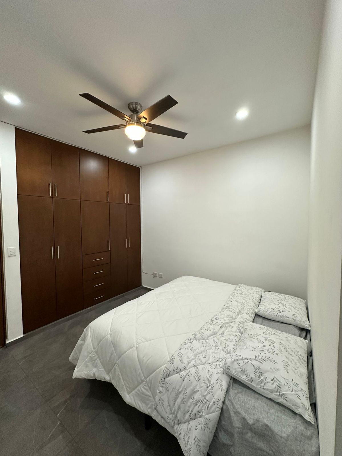 12 de 24: Cuarto cama king size vista closet