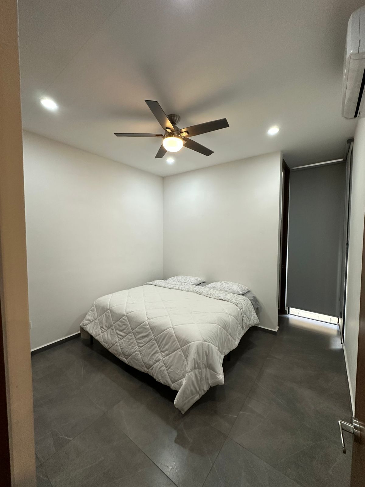 13 de 24: Cuarto cama king size vista baño