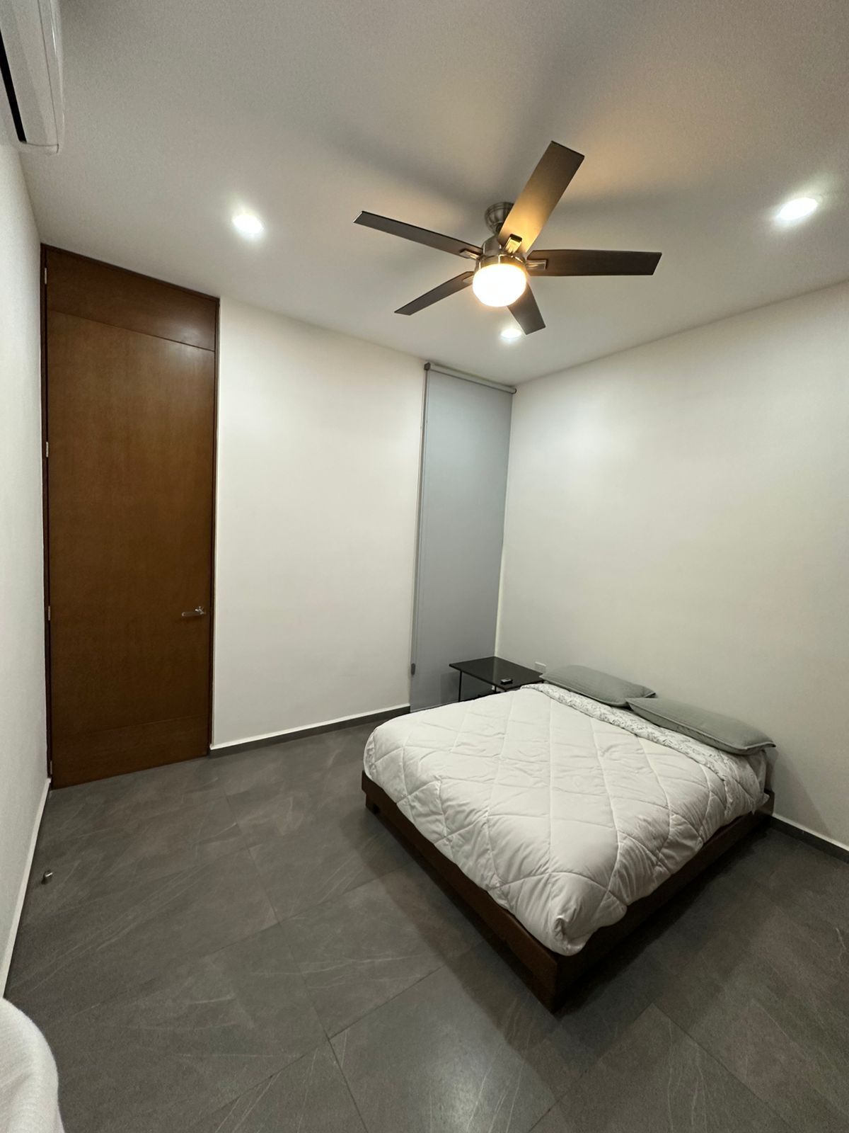 9 de 24: Cuarto cama matrimonial vista baño