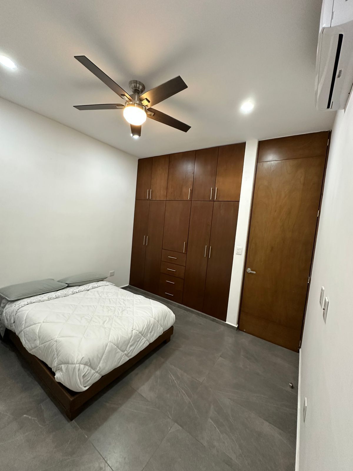 8 de 24: Cuarto cama matrimonial vista closet