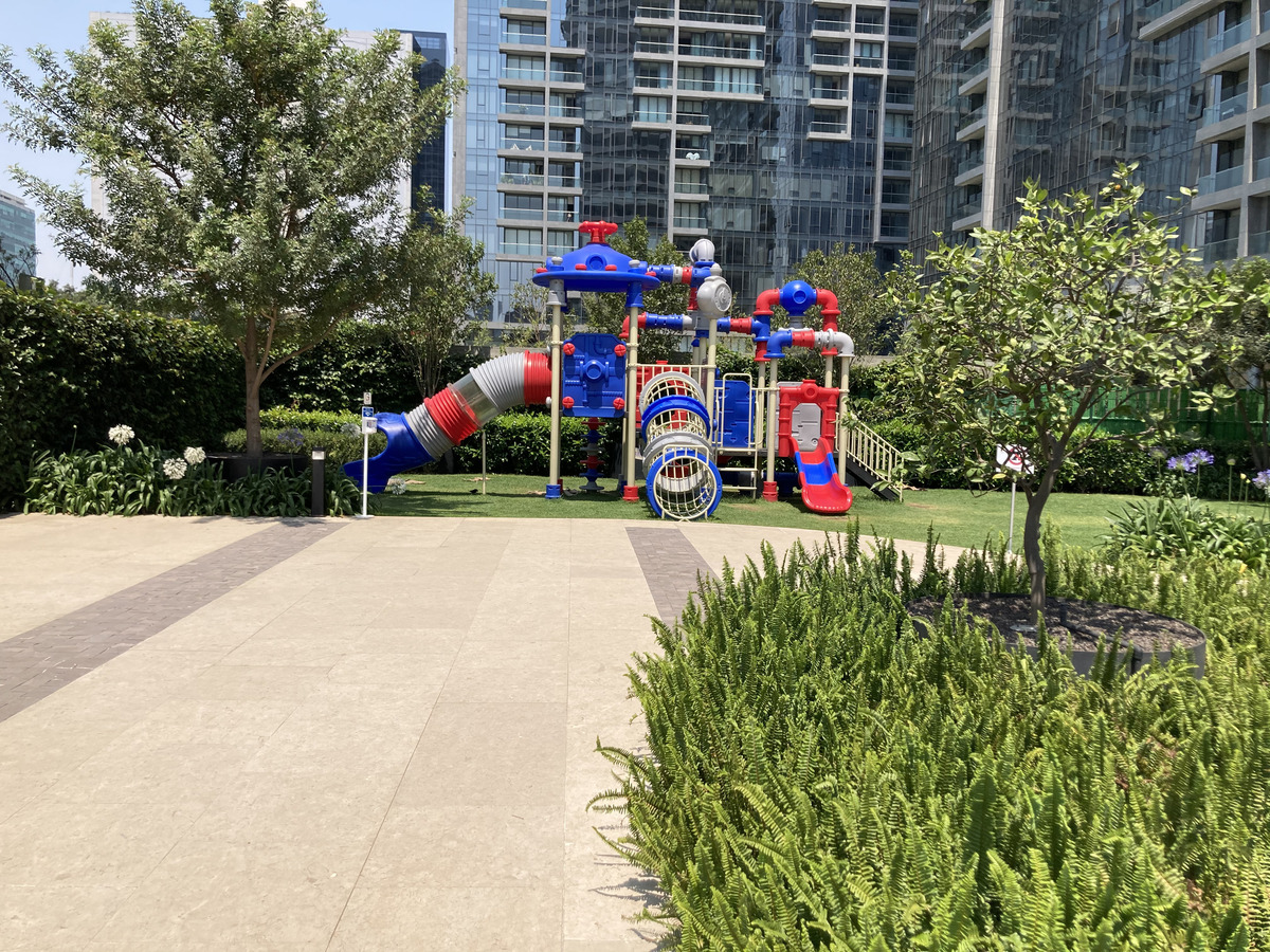 18 de 19: Jardín con sus juegos