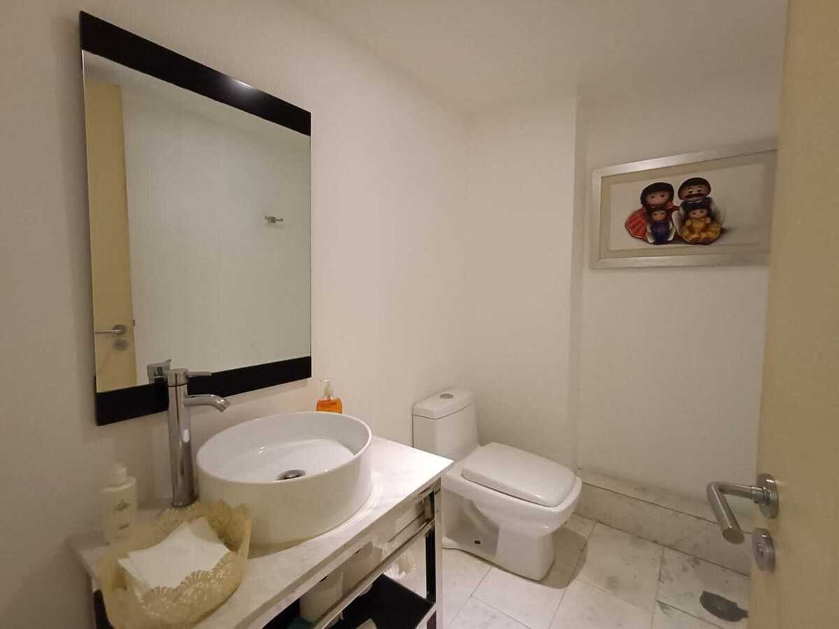 3 de 14: Baño dentro de la oficina