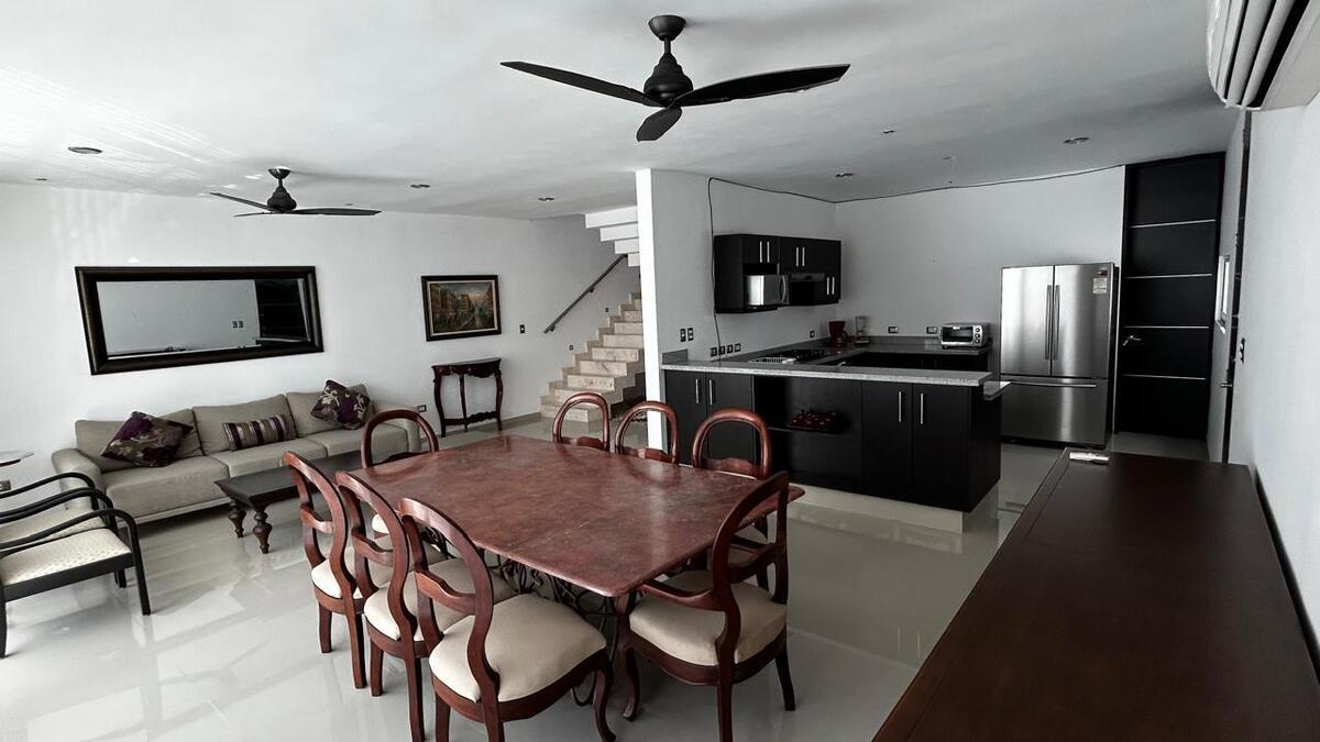 3 de 13: Comedor, cocina y sala.