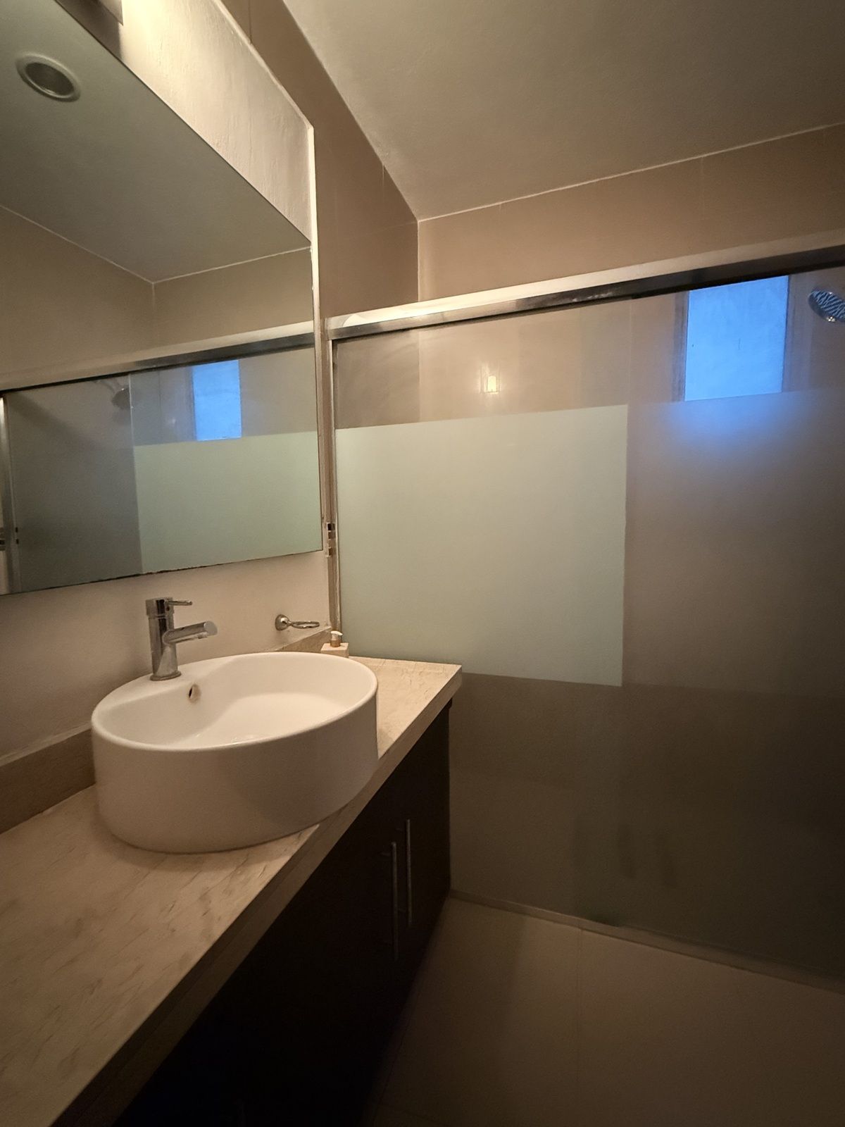 15 of 25: Baño