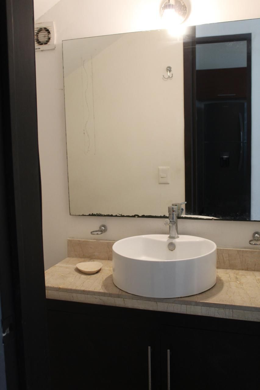 8 of 25: Medio Baño Visitas