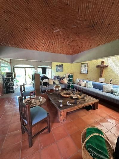 14 de 22: Sala muy amplia con vista al jardín y campo de golf
