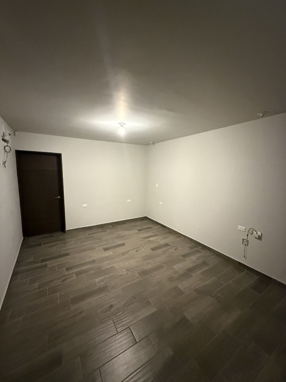 3 de 34: recamara 1 , vista de puerta al baño completo y vestidor