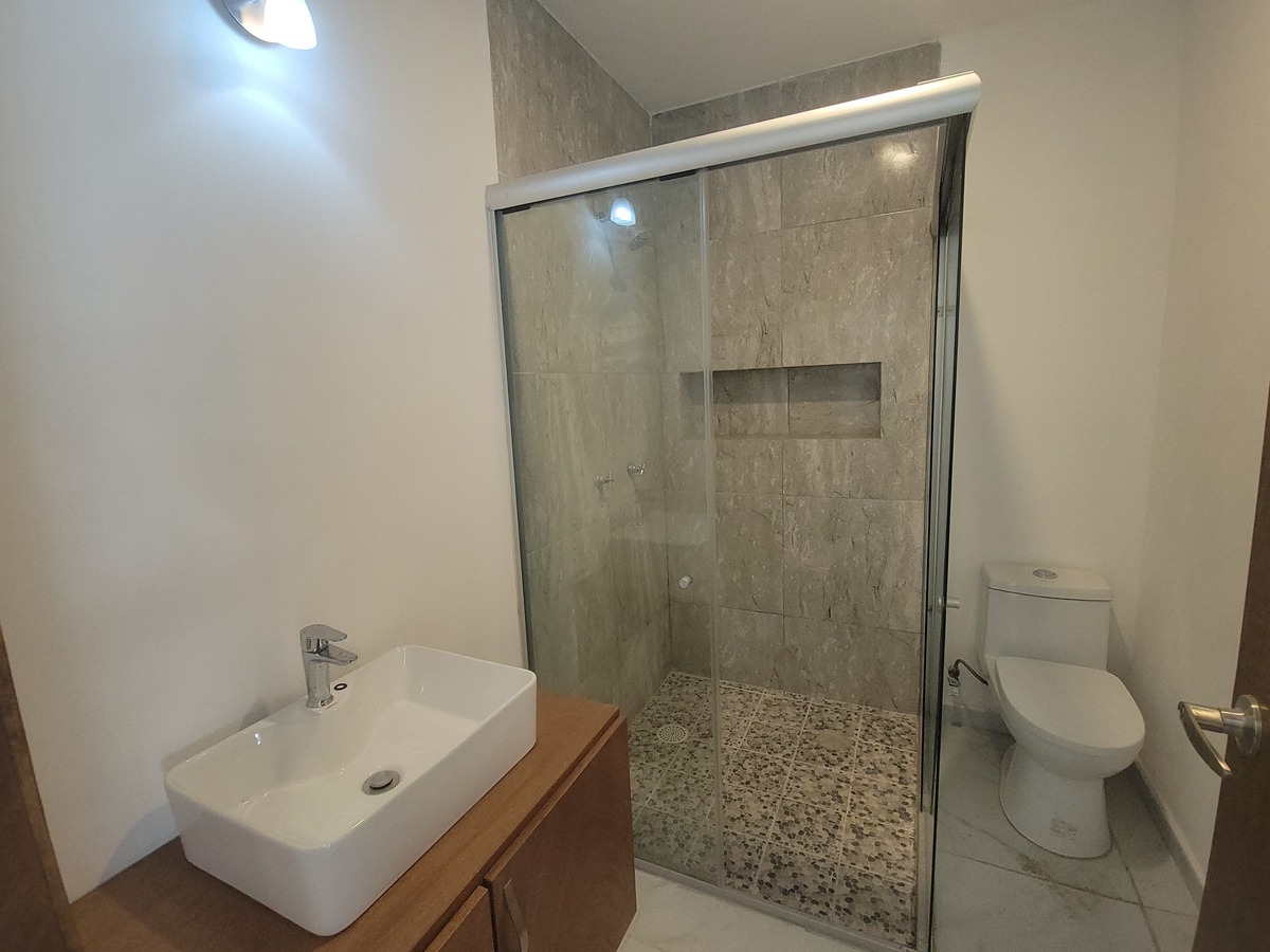 4 of 14: BAÑO COMPLETO 1