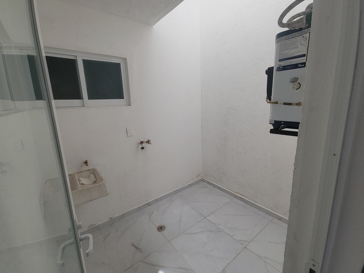 12 of 14: PATIO SERVICIO