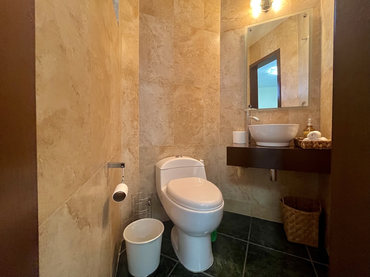 4 of 29: Planta Baja - 1/2 Baño