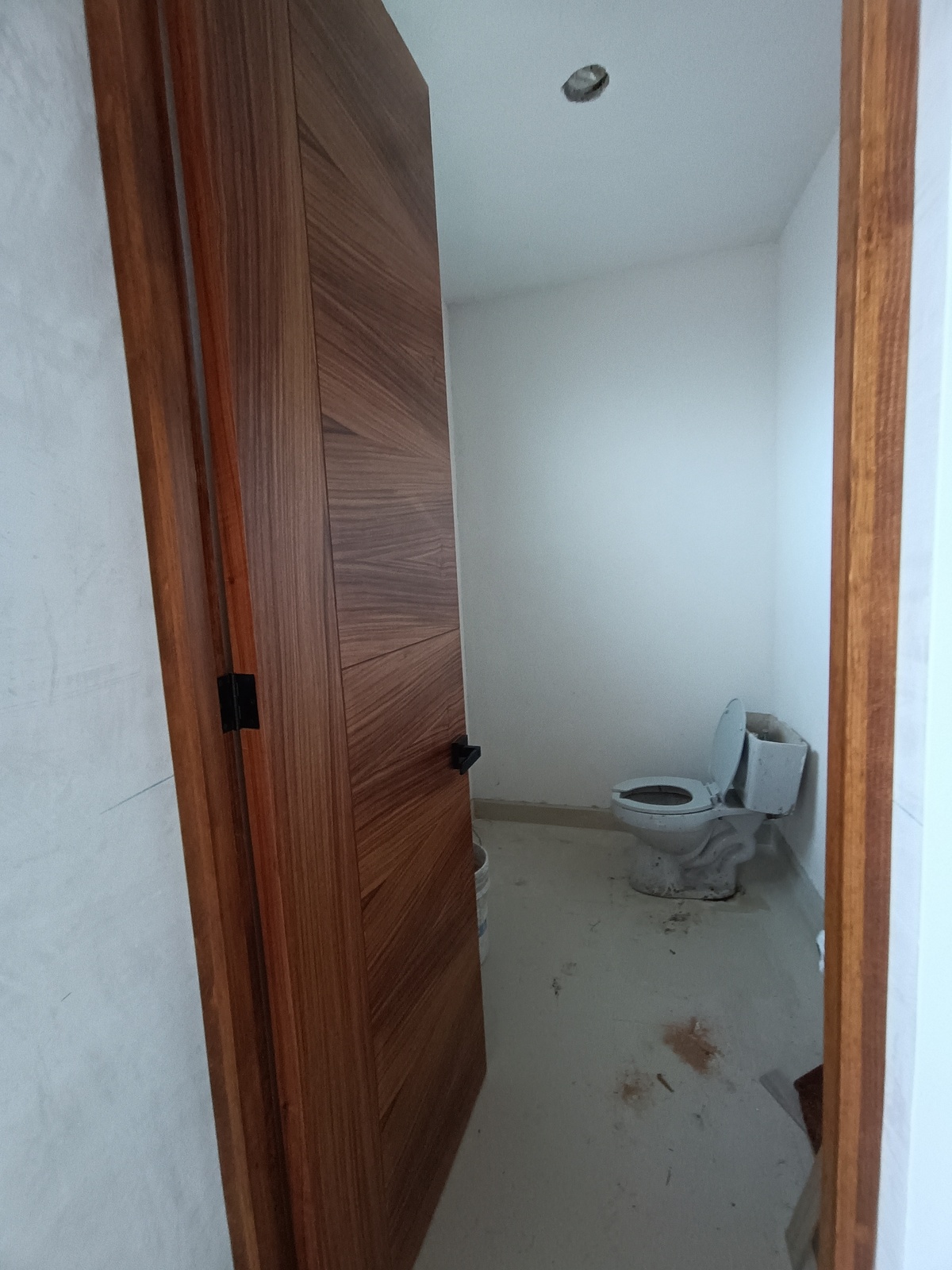 5 de 32: Baño para visitas con madera de parota