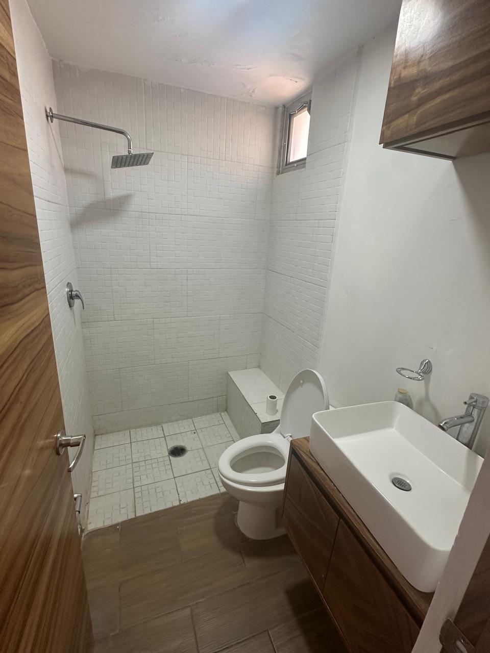 8 of 13: BAÑO