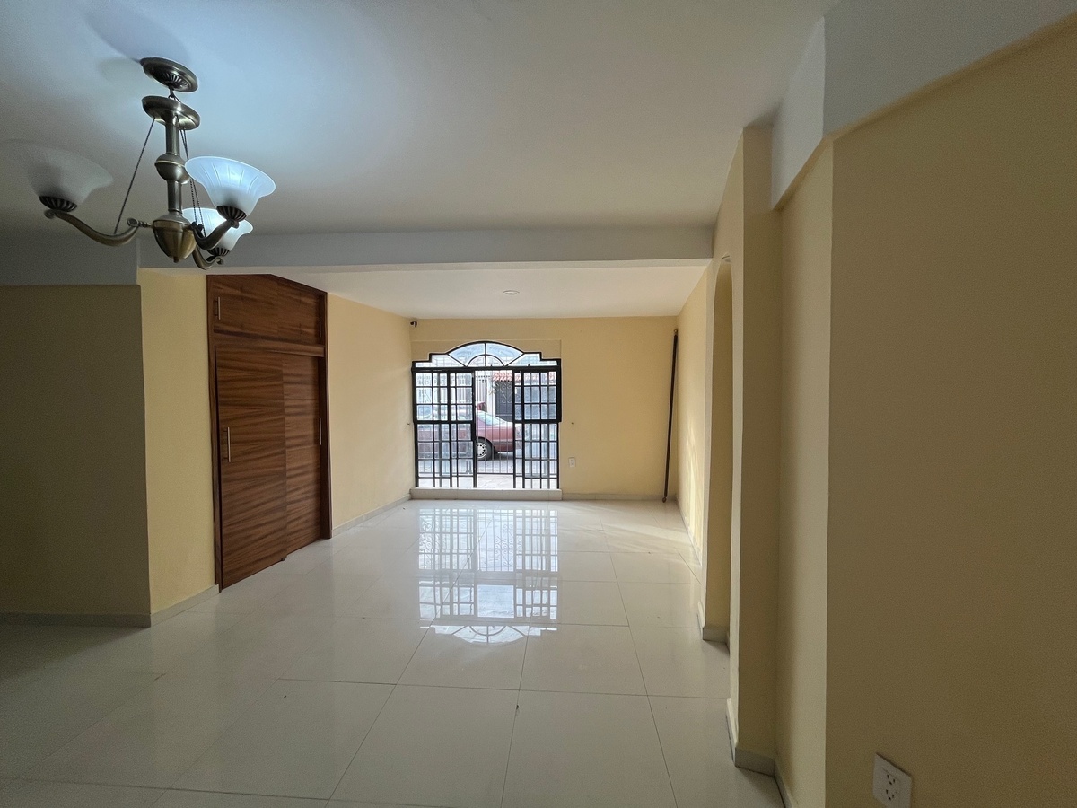 7 of 33: sala y comedor