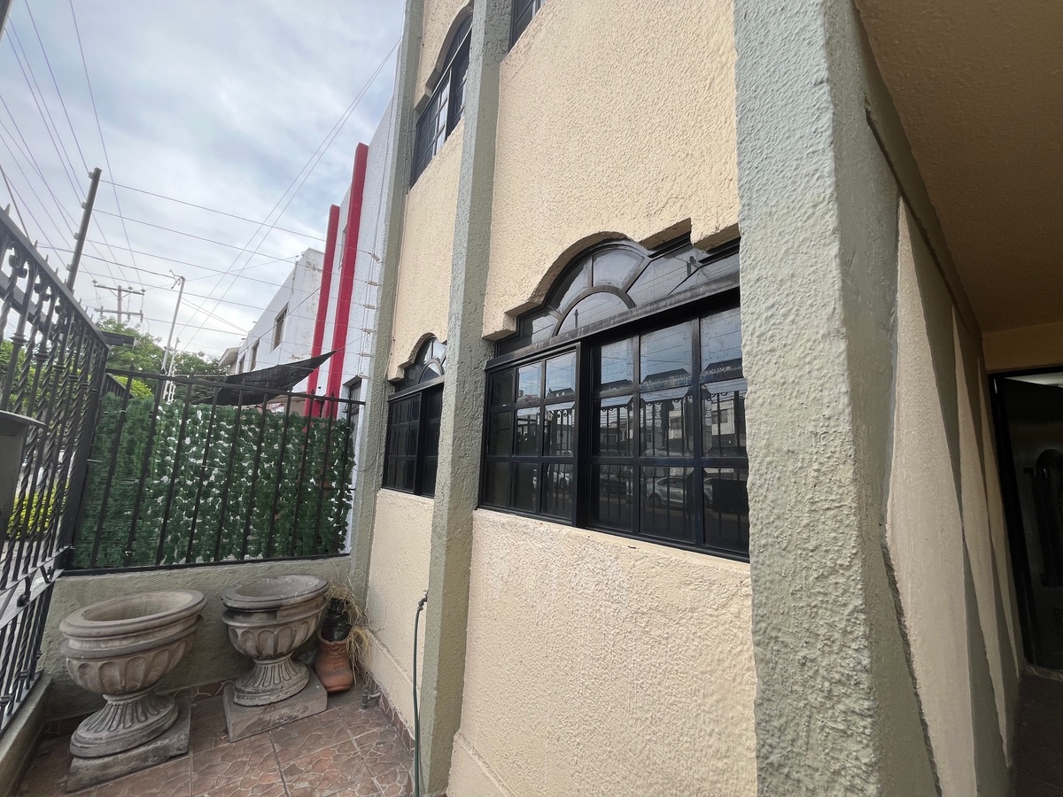 2 of 33: frente de la casa
