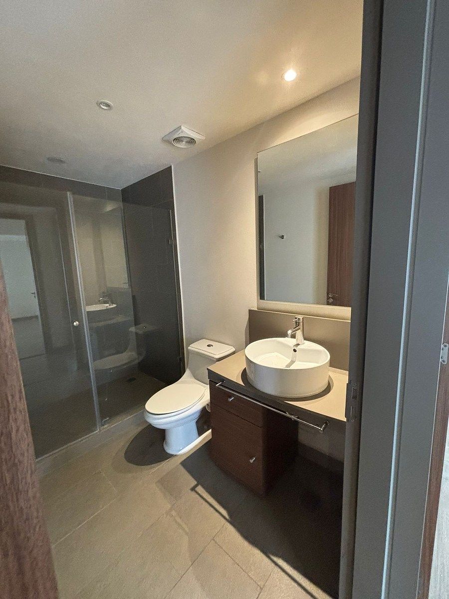 10 de 23: Baño visitas y recamara secundaria