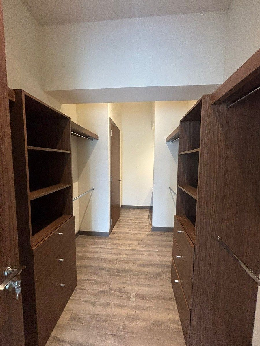 13 de 23: Vestidor