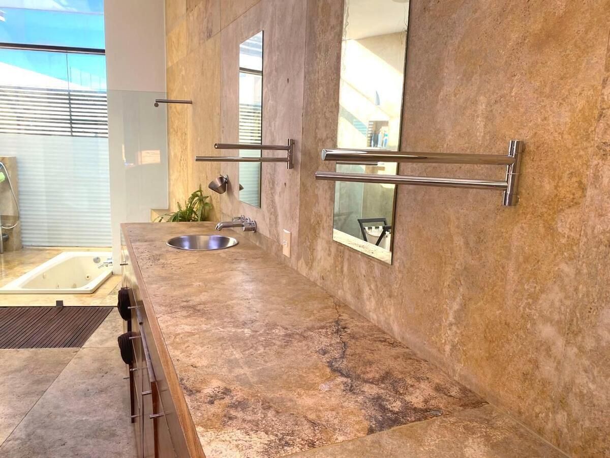 28 de 29: baño de la principal con tina