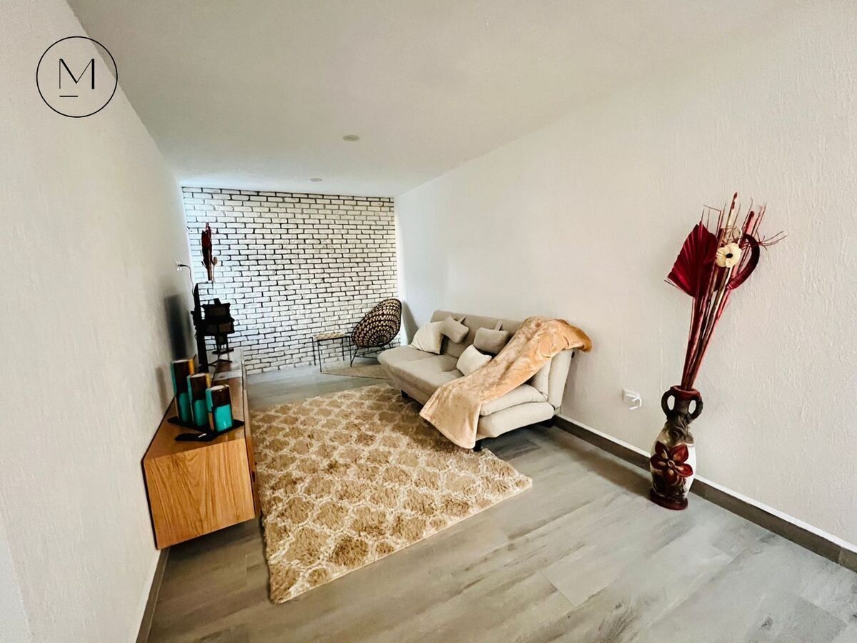 2 of 12: Sala de estar con ventilador de techo