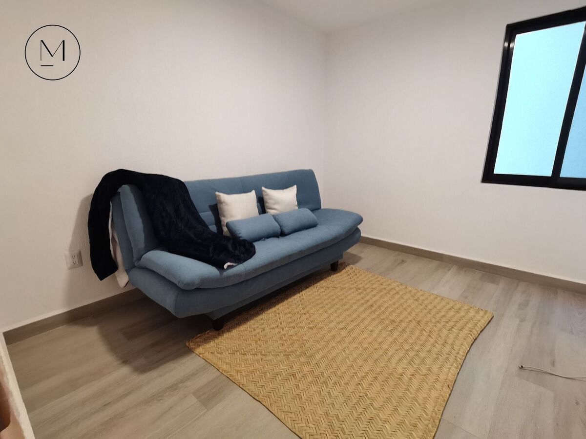 4 of 12: Estudio en planta baja, puede ser una 4ta habitación