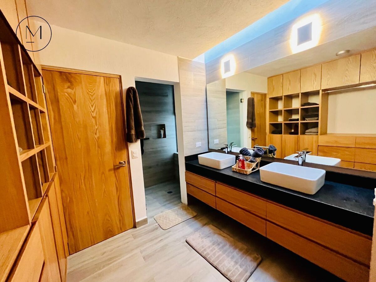 8 of 12: Baño con walking closet en recamara principal