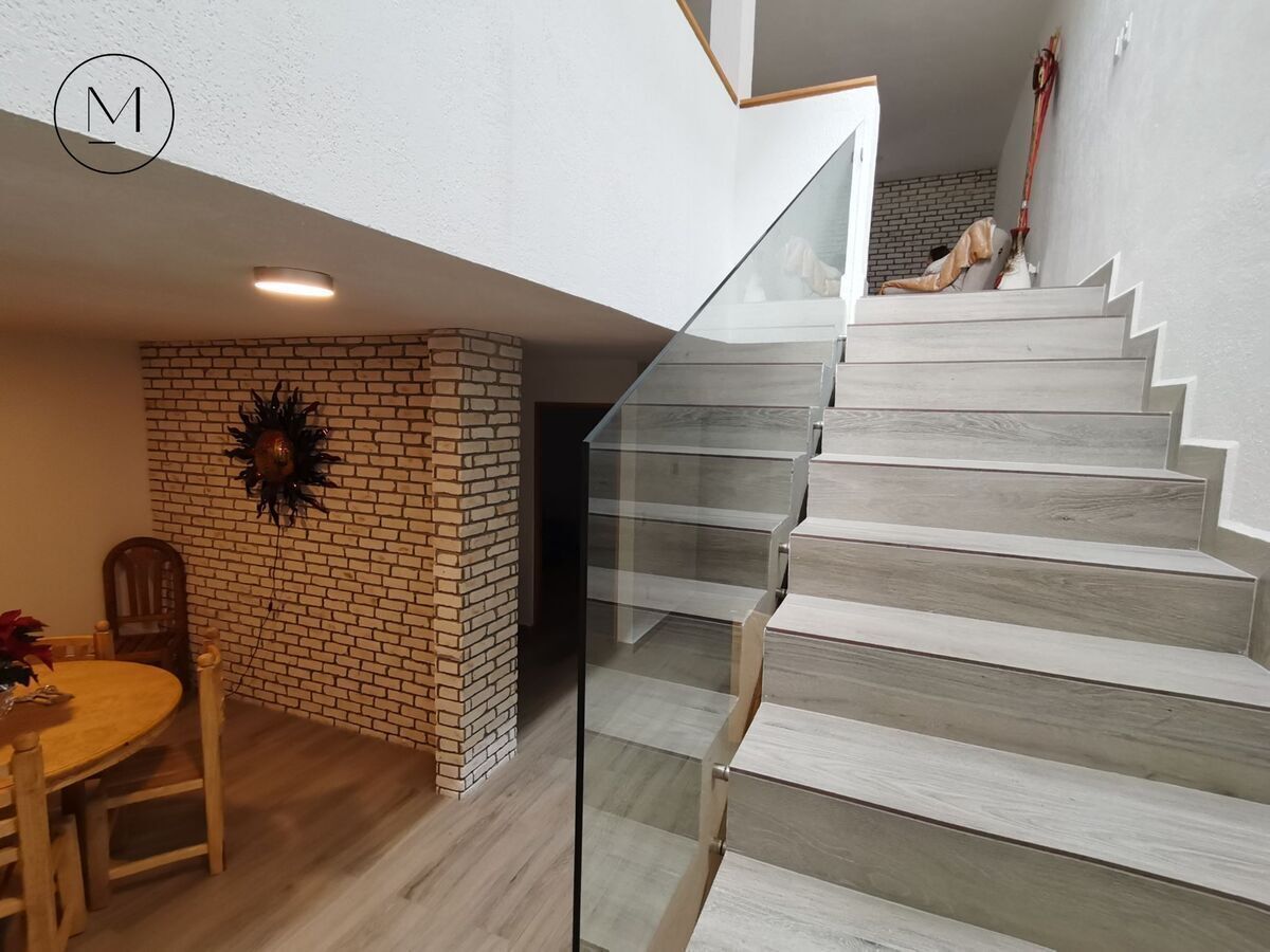 5 de 29: Escaleras con barandal de vidrio templado