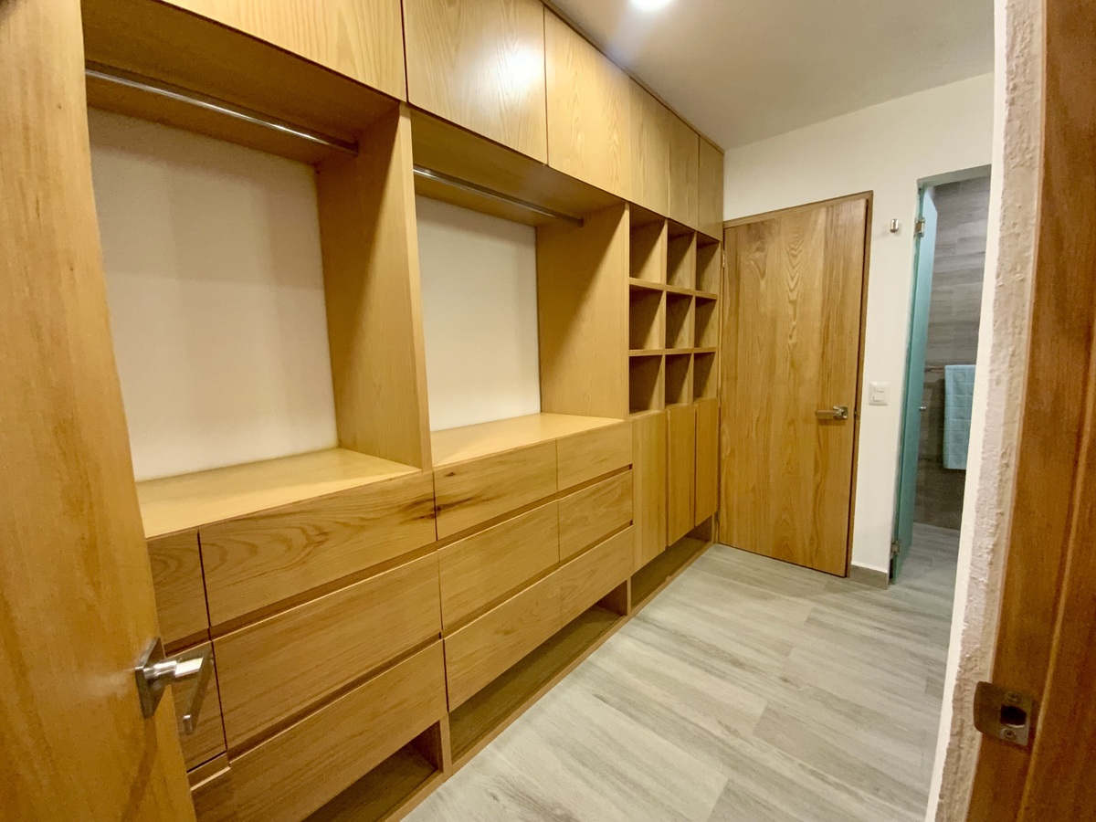 17 of 29: Walking closet en recamara principal