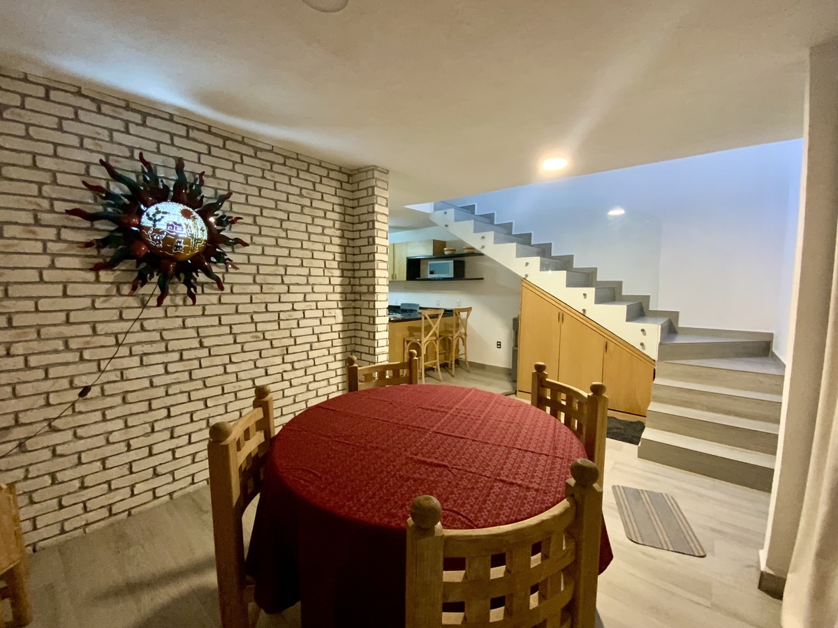3 de 26: Comedor con muro aparente
