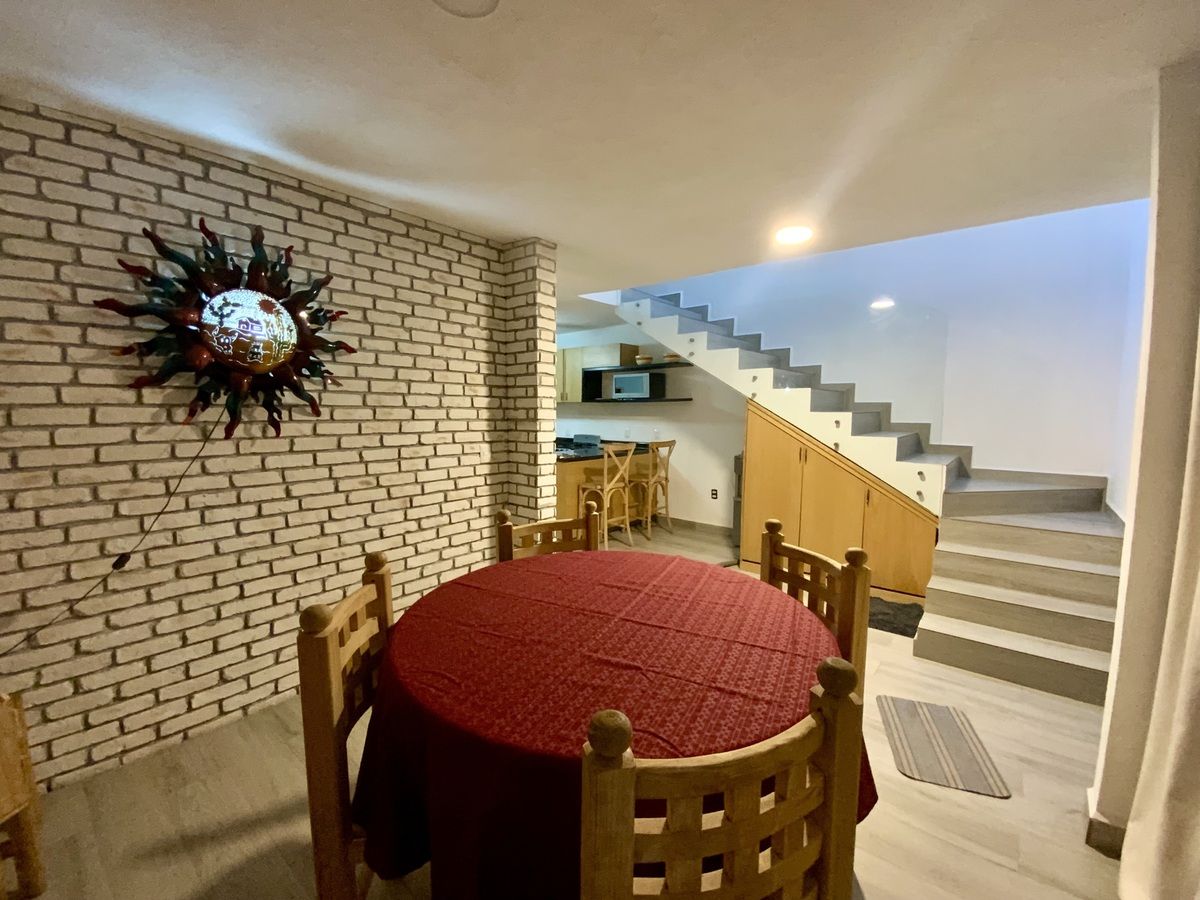 4 de 29: Comedor con muro aparente