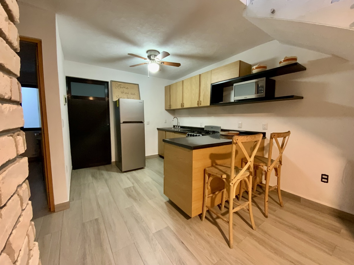 6 of 29: Cocina con ventilador de techo