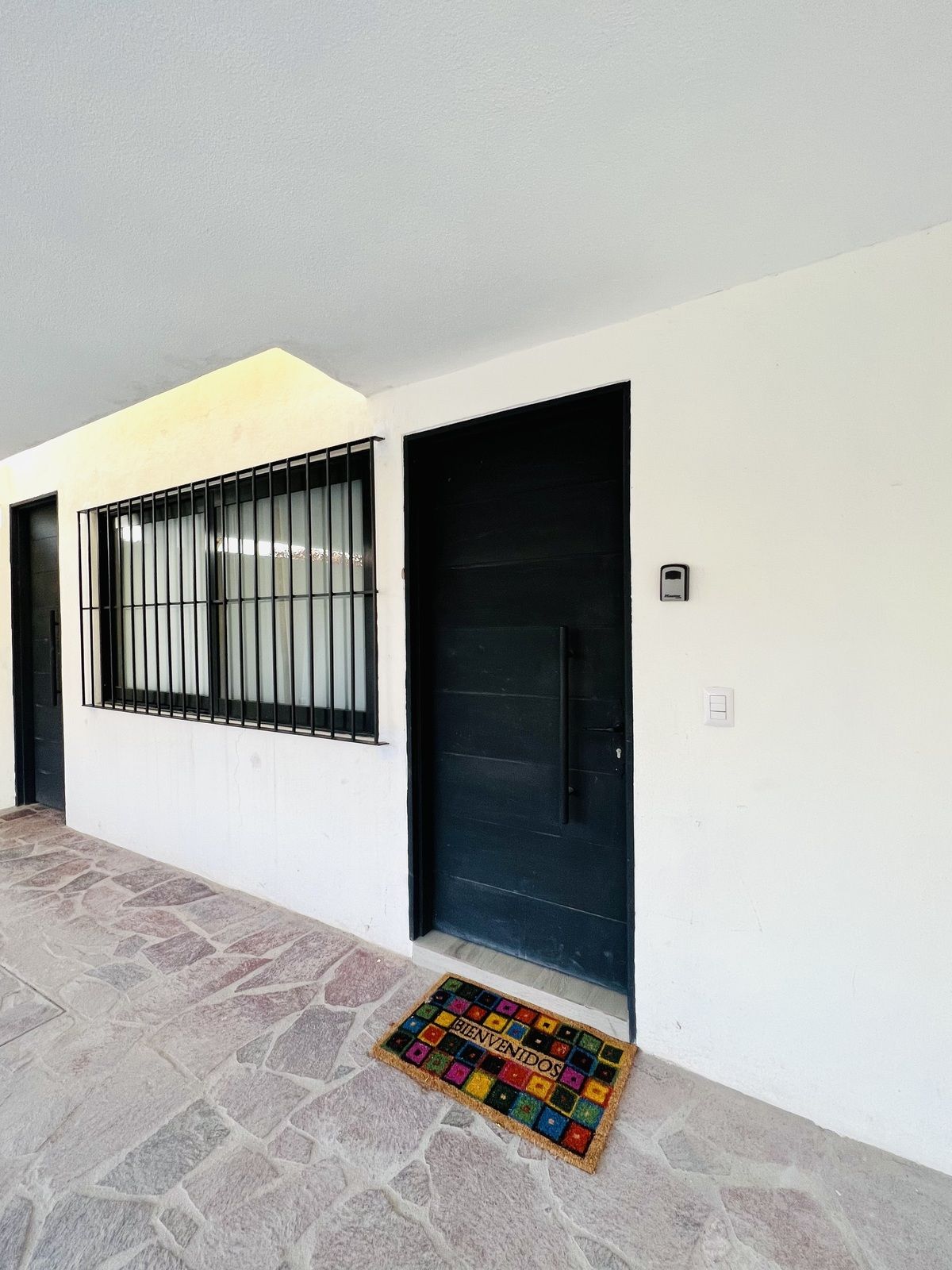 27 de 29: Entrada principal, doble acceso.Pasillo de servicio y Sala