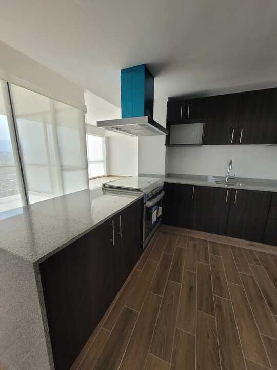 3 de 49: amplia cocina con cuarto de servicio y area de lavado