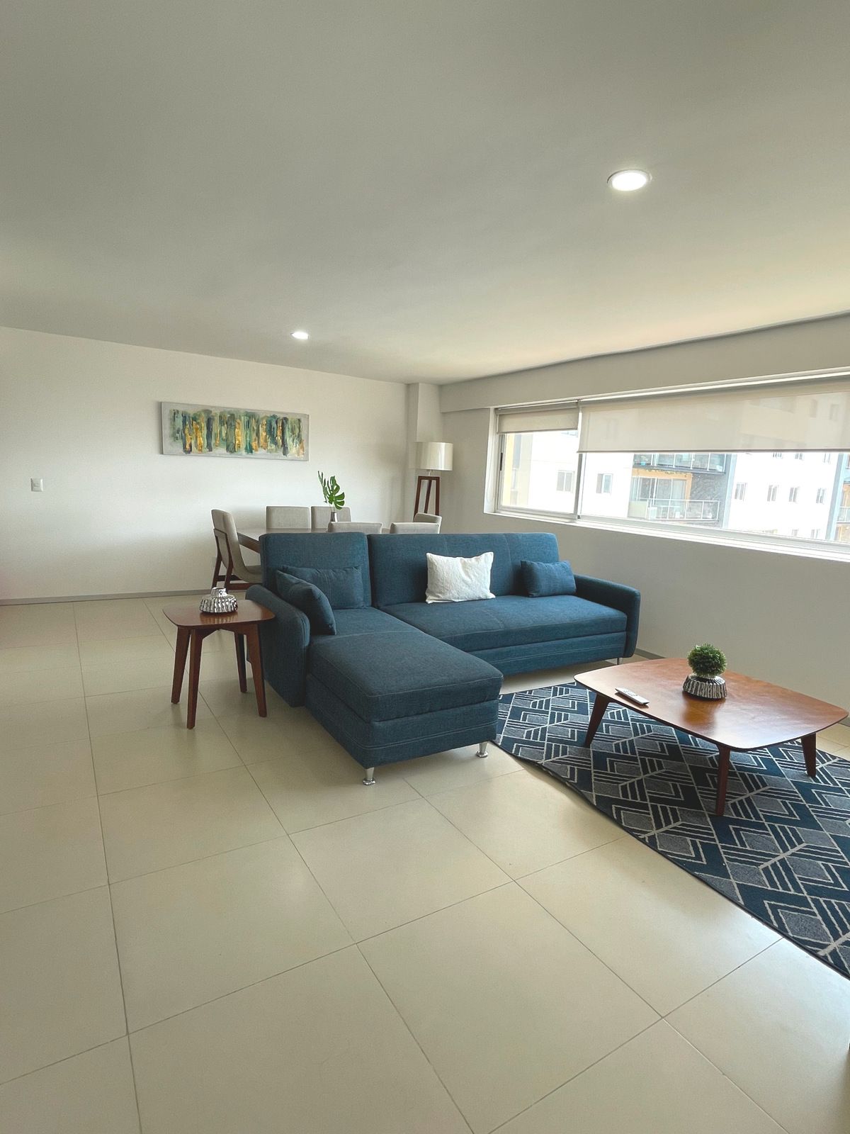 4 of 30: Sala con vista a las amenidades