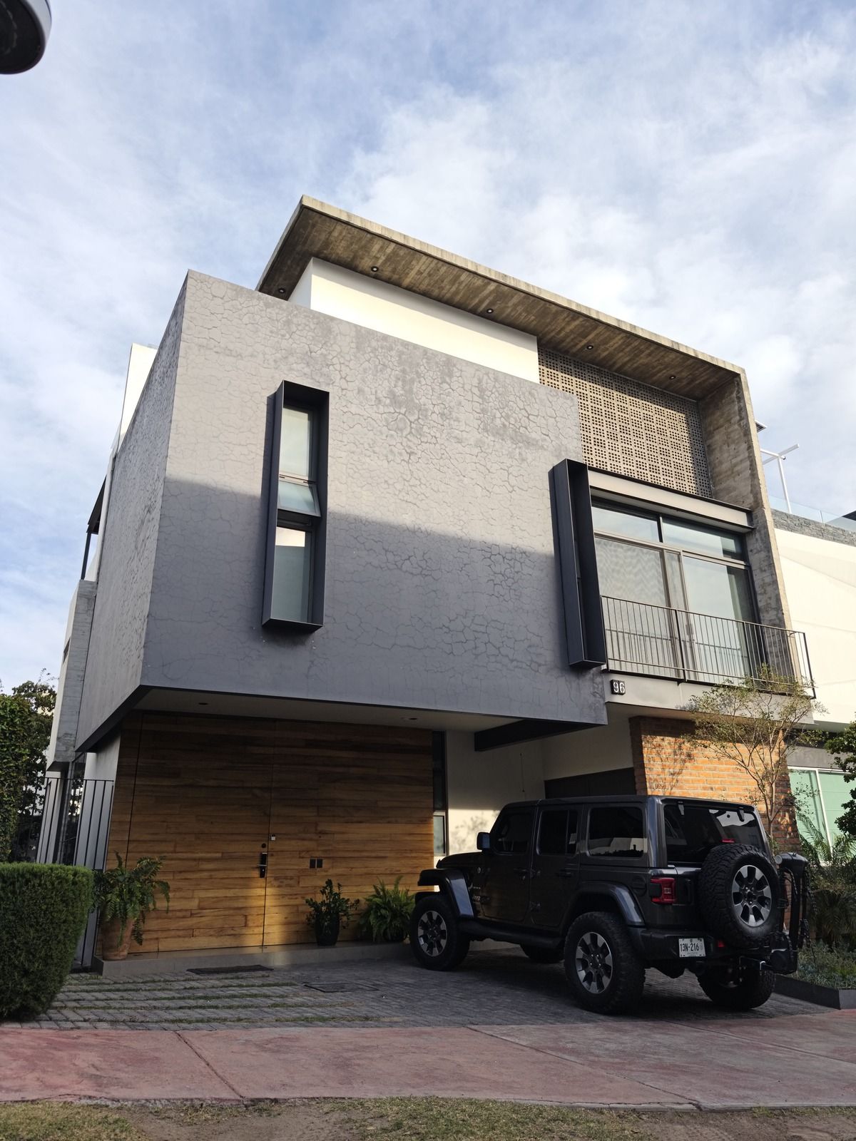 1 of 13: Fachada