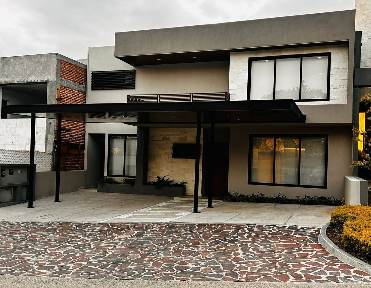 1 of 17: Fachada