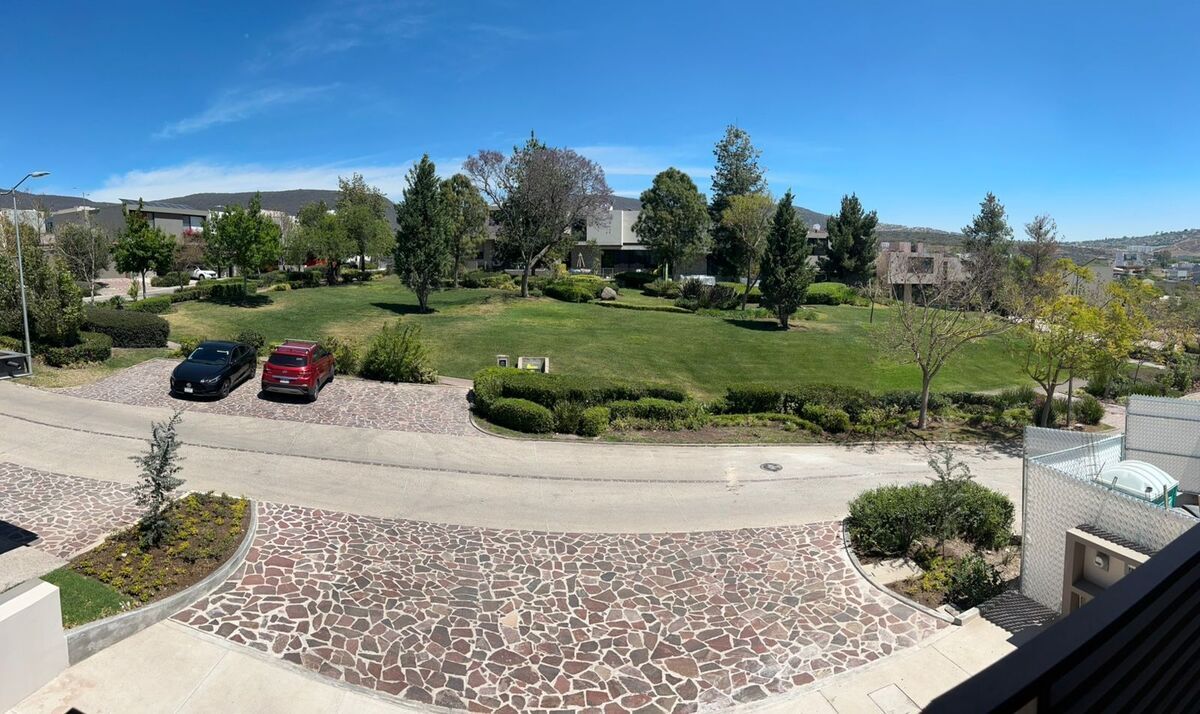2 of 17: Vista desde la casa