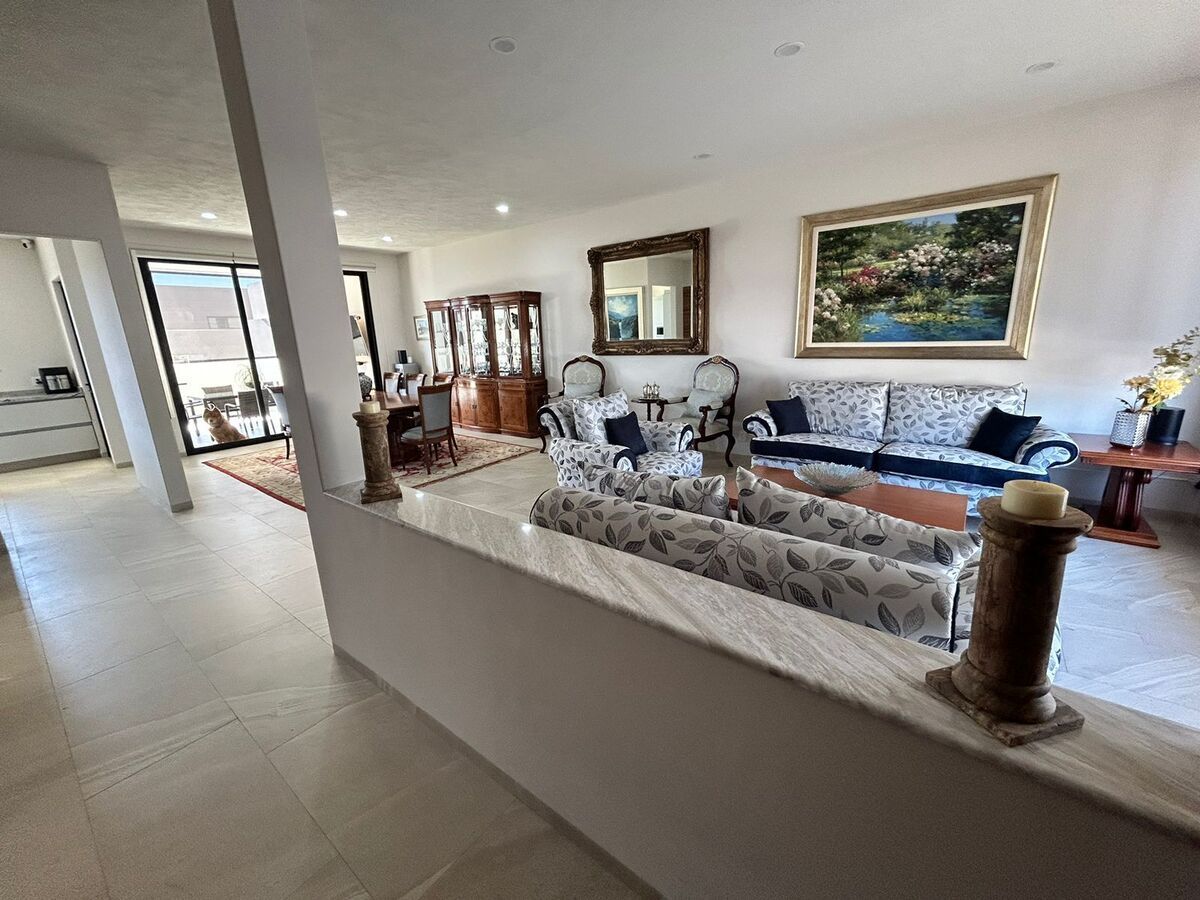 3 of 17: Acceso y comedor/sala