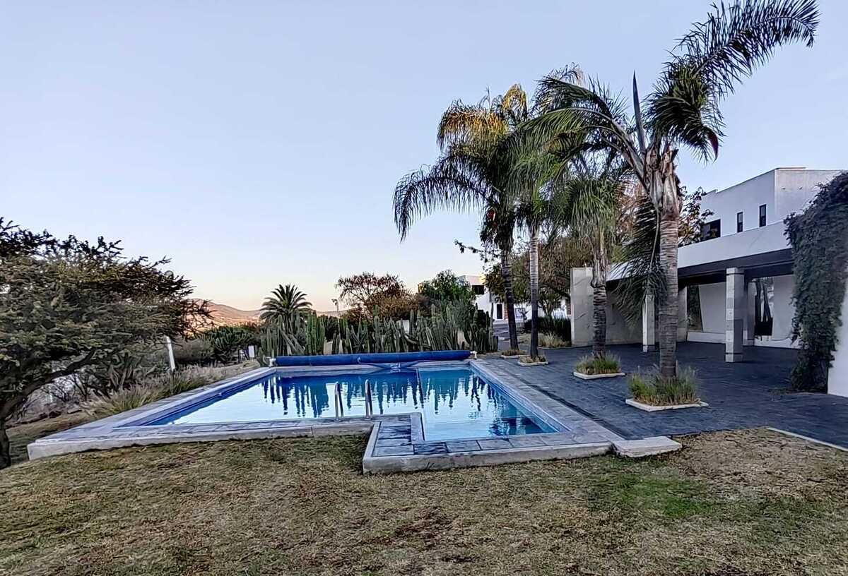 31 de 32: Alberca con terraza