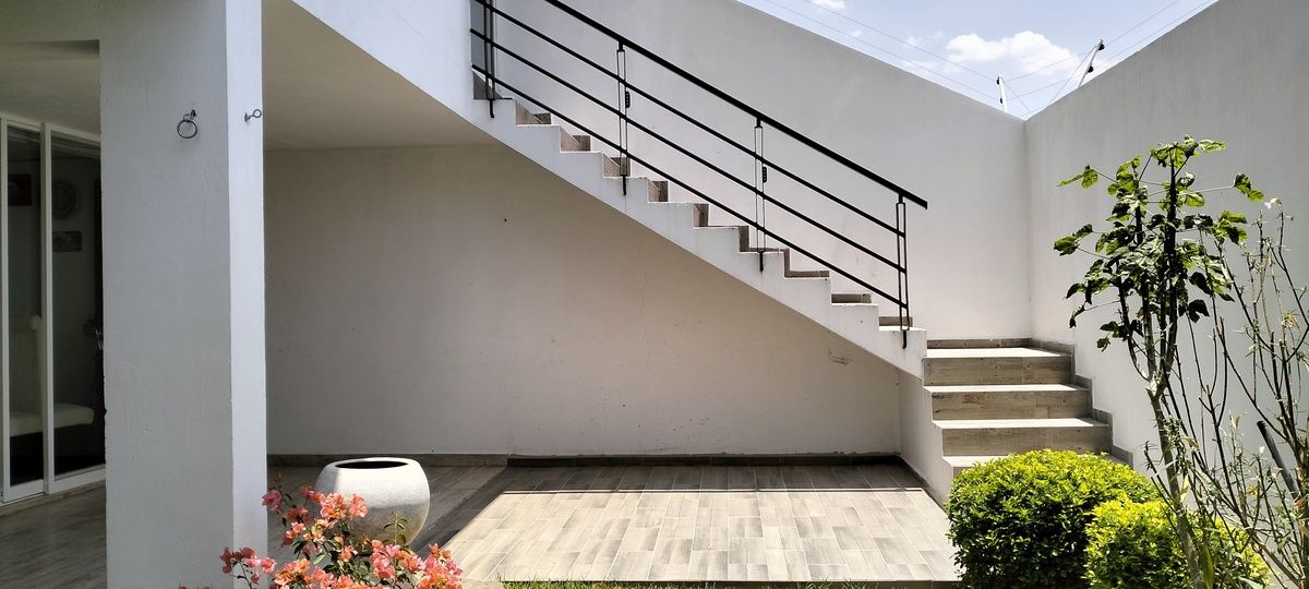 21 de 32: Escaleras a sótano donde se ubica el jardín.