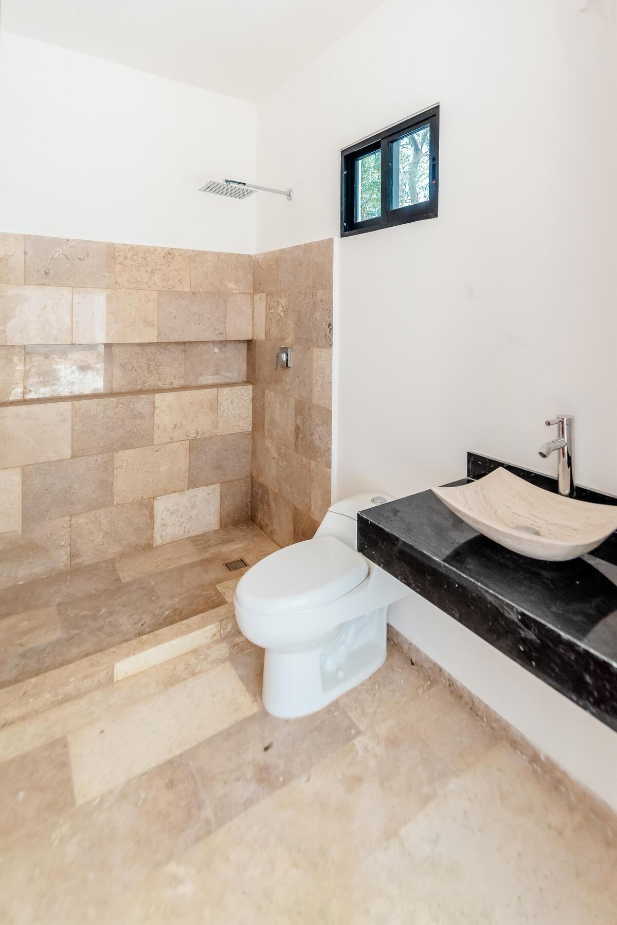 12 de 39: Baño completo de visitas
